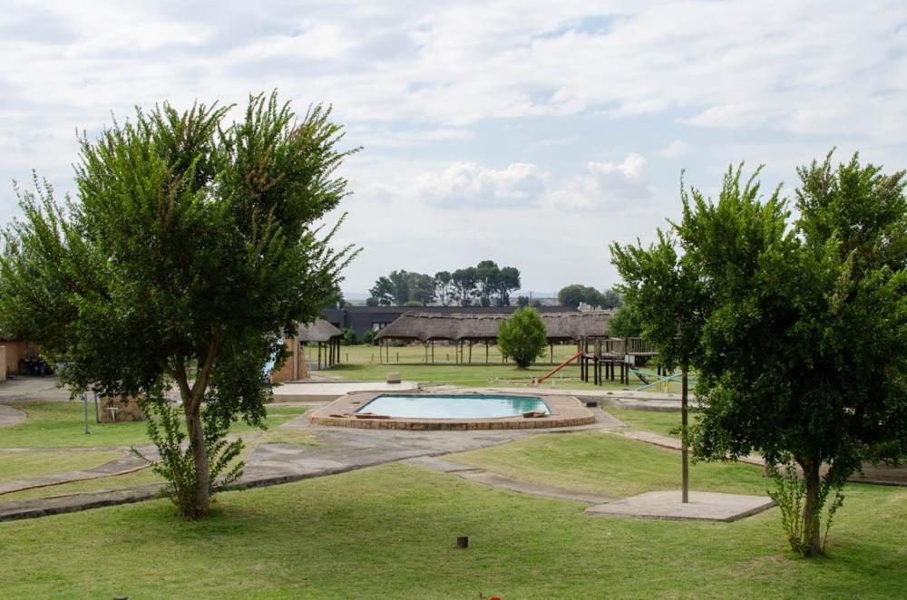 Matlapeng Country Estate Hotel Vanderbijlpark Ngoại thất bức ảnh